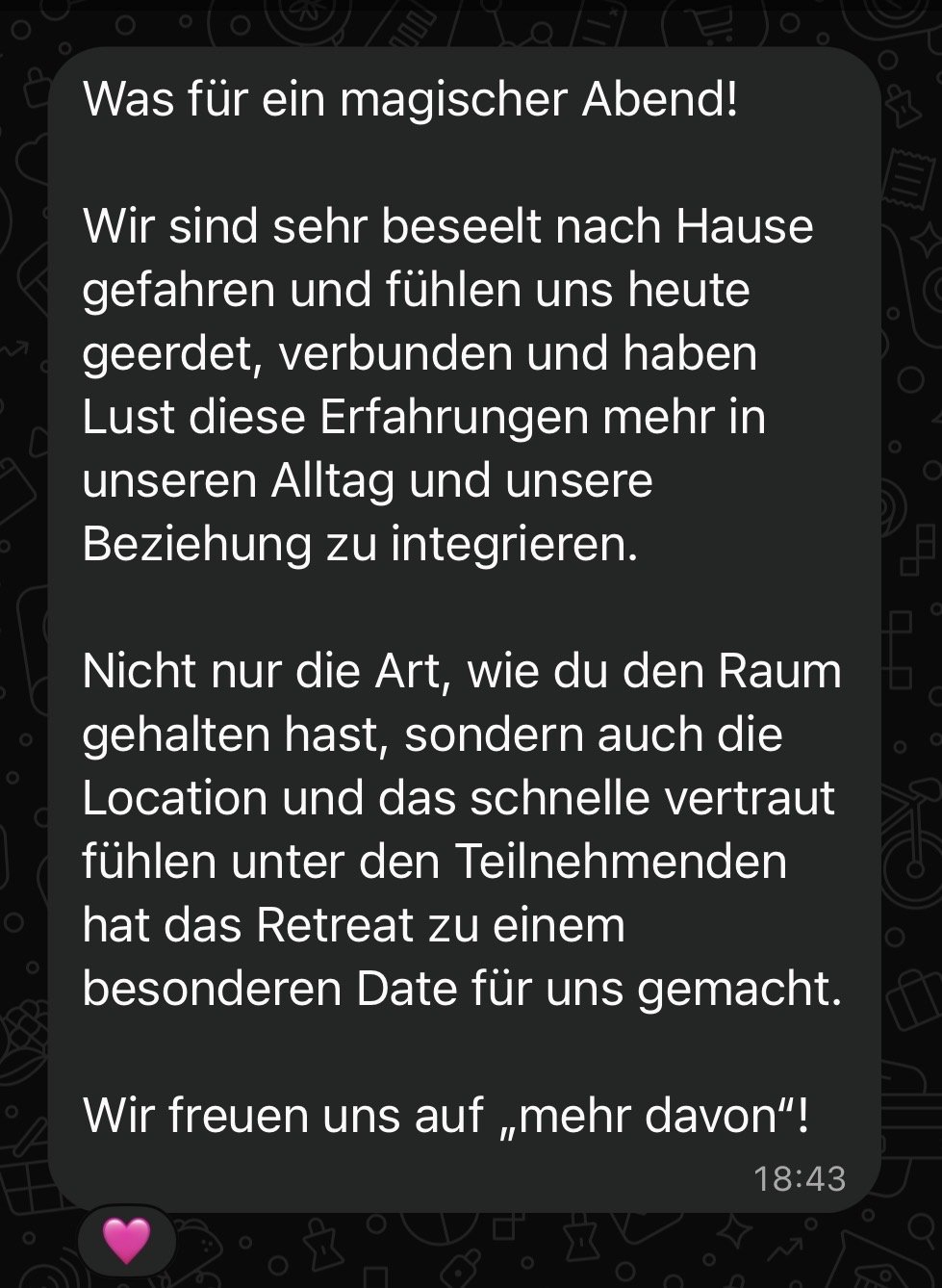 WhatsApp-Nachricht eines Paares: Was für ein magischer Abend! Wir sind sehr beseelt nach Hause gefahren und fühlen uns geerdet und verbunden. Das Retreat war ein besonderes Date für uns.